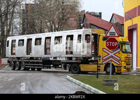 DNL-LKW bringt am 15. April 2020 einen Wagen in eine Fabrik in Sankt Petersburg, Russland (Foto: Valya Egorshin/NurPhoto) Stockfoto