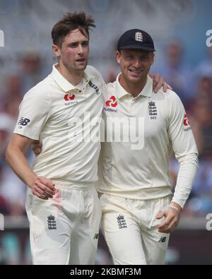 Die Engländerin Chris Woakes und Jos Buttler am ersten Tag des zweiten Nat West Test-Spiels zwischen England und Pakistan auf dem Headingley Cricket Ground, Leeds, am Freitag, den 1.. Juni 2018. (Foto von Mark Fletcher/MI News/NurPhoto) Stockfoto