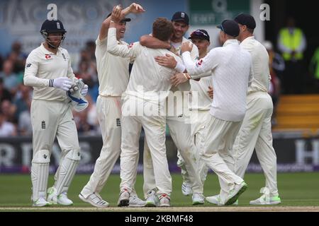 Die Engländer James Anderson und Chris Woakes gratulieren ihrem Teamkollegen Dom Bess, nachdem er Imam-ul-Haq gefangen hatte, um am dritten Tag des zweiten Nat West Test-Spiels zwischen England und Pakistan am Headingley Cricket Ground, Leeds, am Sonntag, dem 3.. Juni 2018, sein erstes Testspiel zu gewinnen. (Foto von Mark Fletcher/MI News/NurPhoto) Stockfoto