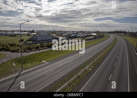 Am 16. April 2020 wird in Christchurch, Neuseeland, eine verlassene Südautobahn gesehen. Neuseeland befindet sich derzeit in Alarmstufe 4. Das Land ist nach wie vor gesperrt, abgesehen von wichtigen Dienstleistungen seit April 25. Derzeit gibt es in Neuseeland 1401 Fälle von COVID-19, und neun Personen starben an den Folgen des Virus. Der neuseeländische Premierminister Jacinda Ardern sagte, dass die Regierung entscheiden werde, ob das Land am kommenden Montag (20. April) auf Stufe 3 fallen werde. Ardern sagte, dass die wichtigsten Regeln, wenn das Land die Stufe 3 erreicht, die gleichen bleiben – zu Hause bleiben und Leben retten. (Foto von Sanka Vidanagam Stockfoto