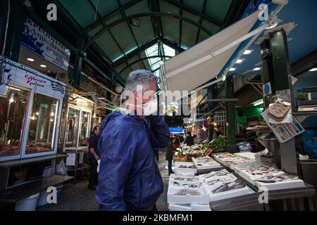 Die Verbraucher werden mit einer schützenden Gesichtsmaske und Handschuhen während der Sperre auf dem historischen und größten öffentlichen offenen zentralen Markt im Herzen des Zentrums von Thessaloniki, Griechenland, genannt Kapani oder Agora Vlali in der Nähe von Aristoteles oder Aristotelous Platz am 16. April 2020 gesehen. Während der Coronavirus-Pandemie COVID-19 kaufen die Käufer während der Quarantäne wichtige Güter in letzter Minute für die christlich-griechisch-orthodoxe Osterfeier. Die meisten Geschäfte sind aufgrund der nationalen Sperre geschlossen. Bürger können nur mit besonderer Erlaubnis einkaufen gehen. (Foto von Nicolas Economou/NurPhoto) Stockfoto