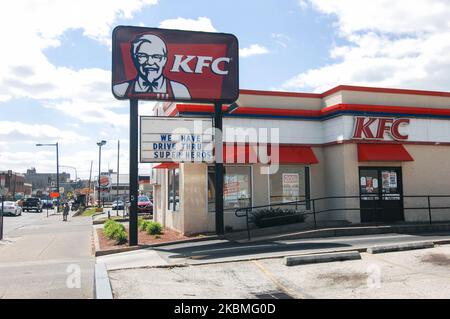 Fast-Food-Restaurants fahren nur während der Coronavirus-Pandemie in Philadelphia, PA, am 14. April 2020 durch und liefern sie. (Foto von Cory Clark/NurPhoto) Stockfoto