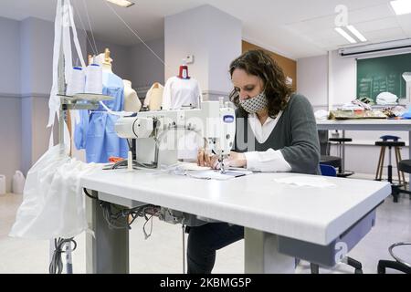 Herstellung von medizinischen Kleidern und Masken an der Rey Juan Carlos Universität in Madrid, Spanien. 16. April 2020. (Foto von A. Ware/NurPhoto) Stockfoto