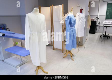 Herstellung von medizinischen Kleidern und Masken an der Rey Juan Carlos Universität in Madrid, Spanien. 16. April 2020. (Foto von A. Ware/NurPhoto) Stockfoto