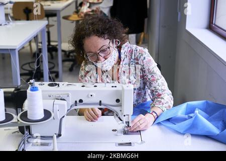 Herstellung von medizinischen Kleidern und Masken an der Rey Juan Carlos Universität in Madrid, Spanien. 16. April 2020. (Foto von A. Ware/NurPhoto) Stockfoto