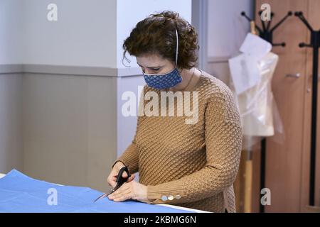 Herstellung von medizinischen Kleidern und Masken an der Rey Juan Carlos Universität in Madrid, Spanien. 16. April 2020. (Foto von A. Ware/NurPhoto) Stockfoto