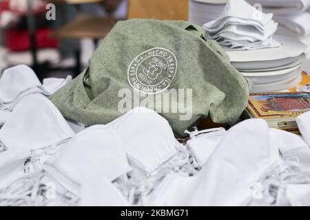 Herstellung von medizinischen Kleidern und Masken an der Rey Juan Carlos Universität in Madrid, Spanien. 16. April 2020. (Foto von A. Ware/NurPhoto) Stockfoto