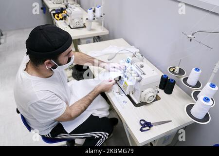 Herstellung von medizinischen Kleidern und Masken an der Rey Juan Carlos Universität in Madrid, Spanien. 16. April 2020. (Foto von A. Ware/NurPhoto) Stockfoto