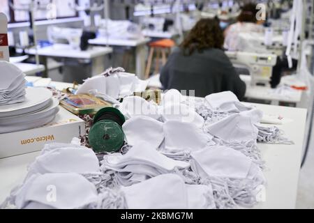 Herstellung von medizinischen Kleidern und Masken an der Rey Juan Carlos Universität in Madrid, Spanien. 16. April 2020. (Foto von A. Ware/NurPhoto) Stockfoto