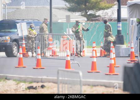 Mitglieder der Nationalgarde helfen Autofahrern bei der Ankunft in einem COVID-19-Testzentrum, das auf dem Parkplatz der Aqueduct Racetrack im New Yor?k City Borough of Queens, NY, eingerichtet wurde, 16. April 2020. (Foto von John Nacion/NurPhoto) Stockfoto