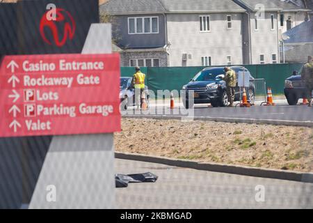 Mitglieder der Nationalgarde helfen Autofahrern bei der Ankunft in einem COVID-19-Testzentrum, das auf dem Parkplatz der Aqueduct Racetrack im New Yor?k City Borough of Queens, NY, eingerichtet wurde, 16. April 2020. (Foto von John Nacion/NurPhoto) Stockfoto