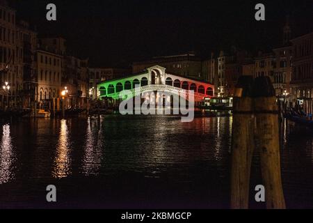 Die Rialtobrücke in Venedig wurde in der Nacht vom 16.. April 2020 mit den Farben der italienischen Flagge, grün, weiß und rot, beleuchtet. Die Entscheidung wurde vom Bürgermeister von Venedig, Luigi Brugnaro, als Zeichen der Hoffnung während der Coronavirus-Notlage getroffen. (Foto von Giacomo Cosua/NurPhoto) Stockfoto
