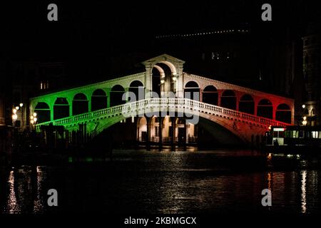 Die Rialtobrücke in Venedig wurde in der Nacht vom 16.. April 2020 mit den Farben der italienischen Flagge, grün, weiß und rot, beleuchtet. Die Entscheidung wurde vom Bürgermeister von Venedig, Luigi Brugnaro, als Zeichen der Hoffnung während der Coronavirus-Notlage getroffen. (Foto von Giacomo Cosua/NurPhoto) Stockfoto