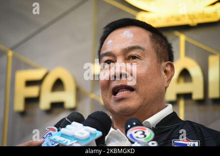 Ein Polizeichef Somyot Poompanmoungg, Präsident des thailändischen Fußballverbands, sprach während der Pressekonferenz am 24. Oktober 2017 in Bangkok, Thailand, im Hauptquartier des thailändischen Fußballverbands. Die Thai League wird in diesem September wieder aufgenommen und der Wettkampfkalender wird auf den 2020. September bis zum 2021. April oder Mai geändert, nachdem der Wettbewerb aufgrund des Coronavirus-Ausbruchs (Covid-19) in Thailand verschoben wurde. Als Präsident des thailändischen Fußballverbands Pol.Gen. Somyot Phumphanmuang gibt am 16. April 2020 eine Annouce ab. (Foto von Vachira Vachira/NurPhoto) Stockfoto