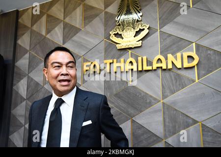 Ein Polizeichef Somyot Poompanmoungg, Präsident des thailändischen Fußballverbands, sprach während der Pressekonferenz am 24. Oktober 2017 in Bangkok, Thailand, im Hauptquartier des thailändischen Fußballverbands. Die Thai League wird in diesem September wieder aufgenommen und der Wettkampfkalender wird auf den 2020. September bis zum 2021. April oder Mai geändert, nachdem der Wettbewerb aufgrund des Coronavirus-Ausbruchs (Covid-19) in Thailand verschoben wurde. Als Präsident des thailändischen Fußballverbands Pol.Gen. Somyot Phumphanmuang gibt am 16. April 2020 eine Annouce ab. (Foto von Vachira Vachira/NurPhoto) Stockfoto