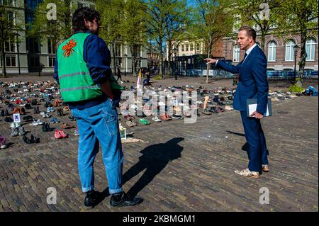 Hugo De Jonge, stellvertretender Premierminister und Minister für Gesundheit, Wohlfahrt und Sport im dritten Kabinett Rutte, spricht mit einem der Aktivisten auf seinem Weg zur Arbeit, während der symbolischen Aktion, die die Klima-Aktivistengruppe XR am 17.. April 2020 in Den Haag, Niederlande, durchgeführt hat. (Foto von Romy Arroyo Fernandez/NurPhoto) Stockfoto