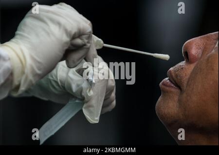 Ein Mitarbeiter des Gesundheitswesens führt bei einem vermuteten COVID-19-Patienten in Sta einen Abstrichtest durch. Ana Hospital in Manila, Philippinen, am 17. April 2020. Die Stadt Manila begann kürzlich mit lokalisierten Massenversuchen, mit der Kapazität, mehr als tausend Tests pro Woche durchzuführen. (Foto: Lisa Marie David/NurPhoto) Stockfoto