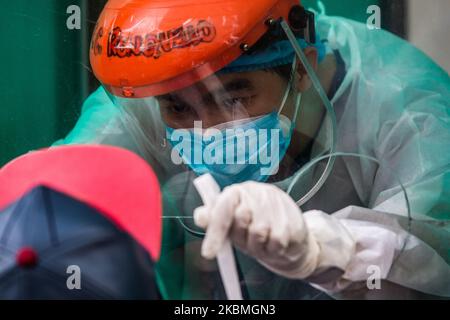 Ein Mitarbeiter des Gesundheitswesens führt bei einem vermuteten COVID-19-Patienten in Sta einen Abstrichtest durch. Ana Hospital in Manila, Philippinen, am 17. April 2020. Die Stadt Manila begann kürzlich mit lokalisierten Massenversuchen, mit der Kapazität, mehr als tausend Tests pro Woche durchzuführen. (Foto: Lisa Marie David/NurPhoto) Stockfoto