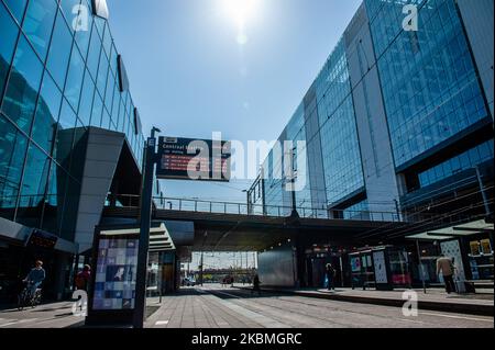 Fast leere Bushaltestellen vor dem Hauptbahnhof in Den Haag, Niederlande aufgrund der Corona-Situation in den Niederlanden am 17.. April 2020 während der Hauptverkehrszeit völlig leer. (Foto von Romy Arroyo Fernandez/NurPhoto) Stockfoto