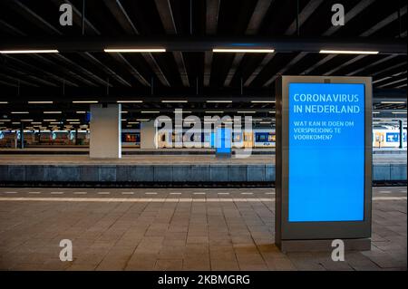 Ein Blick auf mehrere Informationstafeln über das Corona-Virus auf dem Hauptbahnhof in Den Haag, Niederlande, am 17.. April 2020. (Foto von Romy Arroyo Fernandez/NurPhoto) Stockfoto