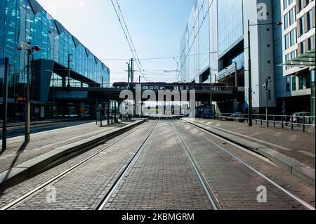 Außerhalb des Hauptbahnhofs in Den Haag während der Hauptverkehrszeit völlig leer, wegen der Corona-Situation in Den Haag, Niederlande, am 17.. April 2020. (Foto von Romy Arroyo Fernandez/NurPhoto) Stockfoto