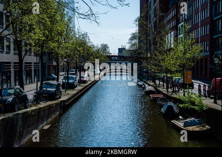 Ein leerer Kanal in Den Haag, wegen der Corona-Virus-Situation in Den Haag, Niederlande, am 17.. April 2020. (Foto von Romy Arroyo Fernandez/NurPhoto) Stockfoto