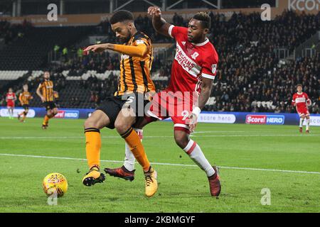 Michael Hector von Hull City und Britt Assombalonga von Middlesbrough in Aktion während des Sky Bet Championship-Spiels zwischen Hull City und Middlesbrough am 31.. Oktober 2017 im KC Stadium, Kingston upon Hull, Großbritannien. (Foto von Mark Fletcher/MI News/NurPhoto) Stockfoto