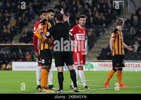 Ashley Fletcher(L) von Middlesbrough und Marvin Johnson sehen sich an, als Schiedsrichter Tim Robinson Michael Hector von Hull City während des Sky Bet Championship-Spiels zwischen Hull City und Middlesbrough am 31.. Oktober 2017 im KC Stadium, Kingston upon Hull, Großbritannien, schickt. (Foto von Mark Fletcher/MI News/NurPhoto) Stockfoto