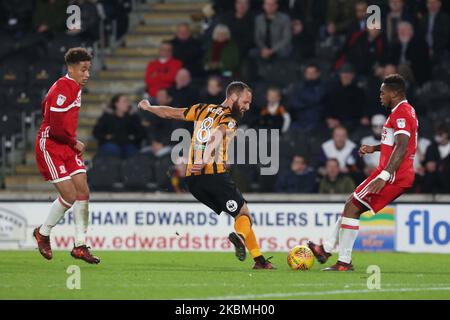 Marcus Tavernier von Middlesbrough sieht zu, während Teamkollege Britt Assombalonga am 31.. Oktober 2017 im KC Stadium, Kingston upon Hull, Großbritannien, den Hull City-Spieler David Meyler beim Sky Bet Championship-Spiel zwischen Hull City und Middlesbrough angreift. (Foto von Mark Fletcher/MI News/NurPhoto) Stockfoto