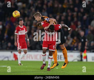 Michael Dawson bestreitet einen Header mit Britt Assombalonga von Middlesbrough während des Sky Bet Championship-Spiels zwischen Hull City und Middlesbrough am 31.. Oktober 2017 im KC Stadium, Kingston upon Hull, Großbritannien. (Foto von Mark Fletcher/MI News/NurPhoto) Stockfoto