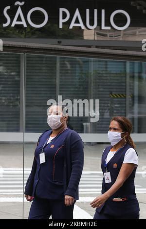 Fußgänger-Bewegung, die Schutzmasken trägt, auf der Avenida Paulista, im Stadtzentrum von São Paulo, am 17. April, 2020.Gouverneur João Doria kündigte die Verlängerung der Quarantäne im Bundesstaat São Paulo wegen der Coronavirus-Pandemie bis Mai 10 an. Dies ist bereits die zweite Verlängerung der Quarantäne, die am 24. März in den 645 Gemeinden des Staates begann. Der Staat verzeichnet 853 Todesfälle durch Covid-19 und 11.568 bestätigte Kontaminationsfälle. 17. April 2020. (Foto: Fábio Vieira/FotoRua) (Foto: Fabio Vieira/FotoRua/NurPhoto) Stockfoto