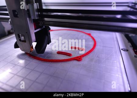 Ein 3D-Drucker stellt Teile des VentilAid Prototype III-Atemschutzgeräts her, ein Gerät, das mit einem 3D-Drucker kostengünstig und mit weit verbreiteten Teilen hergestellt werden kann. Das Projekt wurde von Urbicum, einem Krakauer Unternehmen, das sich auf den Druck von 3D spezialisiert hat, ins Leben gerufen. Die ersten beiden Versionen wurden entwickelt und im Internet kostenlos zur Verfügung gestellt. VentilAid Prototype III ist ein Gerät für die nicht-invasive Beatmung, das im CEPAP- und BiPAP-Modus mit Sauerstoffversorgung arbeitet und die Anforderungen moderner medizinischer Standards erfüllt. Sie ermöglicht es, Patienten in einem stabilen Zustand zu halten und/oder den Zustand eines Konsc zu verbessern Stockfoto