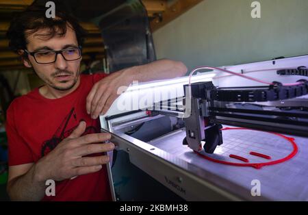 Szymon Chrupczalski, der Koordinator des VentilAid-Projekts, erklärt, wie ein 3D-Drucker das Beatmungsgerät VentilAid Prototype III herstellt, ein Gerät, das mit einem 3D-Drucker kostengünstig und mit weit verbreiteten Teilen hergestellt werden kann. Das Projekt wurde von Urbicum, einem Krakauer Unternehmen, das sich auf den Druck von 3D spezialisiert hat, ins Leben gerufen. Die ersten beiden Versionen wurden entwickelt und im Internet kostenlos zur Verfügung gestellt. VentilAid Prototype III ist ein Gerät für die nicht-invasive Beatmung, das im CEPAP- und BiPAP-Modus mit Sauerstoffversorgung arbeitet und die Anforderungen moderner medizinischer Standards erfüllt. Es erlaubt, Patienten in sich zu halten Stockfoto