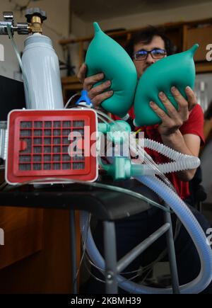 Szymon Chrupczalski, Projektkoordinator von VentilAid, erklärt, wie die menschliche Lunge mit Hilfe des VentilAid Prototype III Atemschutzgeräts funktionieren kann, einem Gerät, das mit einem 3D-Drucker kostengünstig und mit weit verbreiteten Teilen hergestellt werden kann. Das Projekt wurde von Urbicum, einem Krakauer Unternehmen, das sich auf den Druck von 3D spezialisiert hat, ins Leben gerufen. Die ersten beiden Versionen wurden entwickelt und im Internet kostenlos zur Verfügung gestellt. VentilAid Prototype III ist ein Gerät für die nicht-invasive Beatmung, das im CEPAP- und BiPAP-Modus mit Sauerstoffversorgung arbeitet und die Anforderungen moderner medizinischer Standards erfüllt. Alles Stockfoto