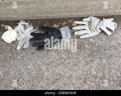 Ausrangierte chirurgische Handschuhe, die von Käufern vor dem neuartigen Coronavirus (COVID-19) vor einem Lebensmittelgeschäft in Toronto, Ontario, Kanada, am 17. April 2020 verwendet wurden. (Foto von Creative Touch Imaging Ltd./NurPhoto) Stockfoto