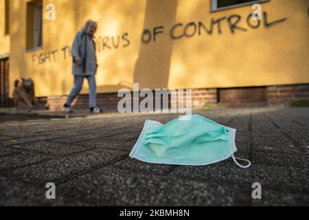 Eine Graffiti mit der Aufschrift „Kampf gegen den Virus der Kontrolle“ ist am 17. April 2020 an einer Hauswand in Berlin zu sehen. (Foto von Emmanuele Contini/NurPhoto) Stockfoto