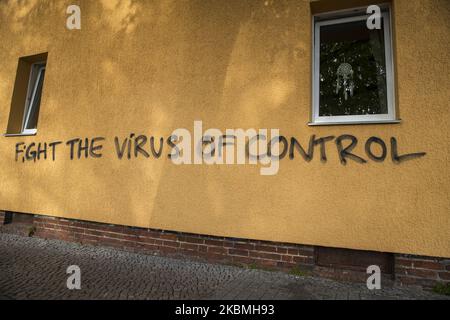 Eine Graffiti mit der Aufschrift „Kampf gegen den Virus der Kontrolle“ ist am 17. April 2020 an einer Hauswand in Berlin zu sehen. (Foto von Emmanuele Contini/NurPhoto) Stockfoto