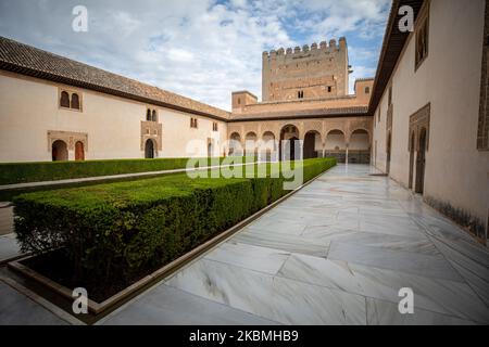 Der Hof der Myrtles ohne Menschen in der Alhambra am 17. April 2020 in Granada, Spanien. Die Alhambra ist das meistbesuchte Denkmal Spaniens und gehört zu den größten touristischen Zielen Europas. Sie ist wegen der Sperre, die zur Bekämpfung der Ausbreitung des neuartigen Coronavirus COVID-19 angeordnet wurde, geschlossen. (Foto von Fermin Rodriguez/NurPhoto) Stockfoto