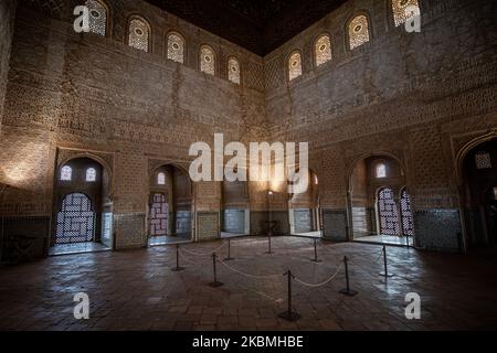 Die Halle der Botschafter ohne Menschen in der Alhambra am 17. April 2020 in Granada, Spanien. Die Alhambra ist das meistbesuchte Denkmal Spaniens und gehört zu den größten touristischen Zielen Europas. Sie ist wegen der Sperre, die zur Bekämpfung der Ausbreitung des neuartigen Coronavirus COVID-19 angeordnet wurde, geschlossen. (Foto von Fermin Rodriguez/NurPhoto) Stockfoto