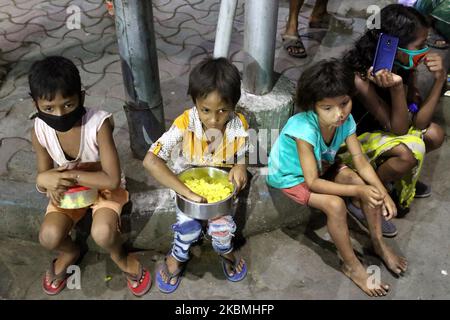 Die Eisenbahnschutztruppe (RPF) verteilt während einer Sperre in Kalkutta, Indien, am 17. April 2020 Freies Essen an Slum außerhalb des Bahnhofsgebiets. Der indische Premierminister Narendra Modi hat am Dienstag die weltweit größte Blockierung des Coronavirus verlängert, um den Höhepunkt der Epidemie zu erreichen, wobei Beamte rasten, um die verlorene Zeit aufzuholen. (Foto von Debajyoti Chakraborty/NurPhoto) Stockfoto