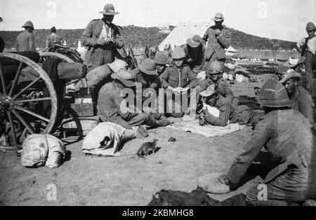 Britische und Commonwealth-Soldaten entspannen sich während des Burenkrieges. Stockfoto