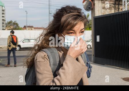 Am 18. April 2020 in Turin, Italien, arbeiten Menschen am Eingang des OGR-Krankenhauses. In der „Officine grandi riparazioni OGR“ wird ein großes temporäres Krankenhaus mit einer Intensivstation, einer subintensiven Versorgungseinheit und Orten für einen Krankenhausaufenthalt untergebracht. (Foto von Mauro Ujetto/NurPhoto) Stockfoto