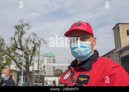 Am 18. April 2020 in Turin, Italien, arbeiten Menschen am Eingang des OGR-Krankenhauses. In der „Officine grandi riparazioni OGR“ wird ein großes temporäres Krankenhaus mit einer Intensivstation, einer subintensiven Versorgungseinheit und Orten für einen Krankenhausaufenthalt untergebracht. (Foto von Mauro Ujetto/NurPhoto) Stockfoto