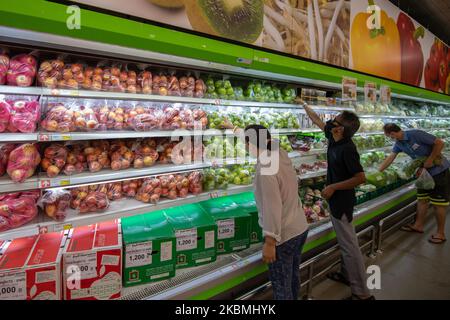 Kunden, die eine Gesichtsmaske tragen, kaufen Obst im Supermarkt am 18. April 2020 in Bangkok, Thailand. (Foto von Vachira Vachira/NurPhoto) Stockfoto