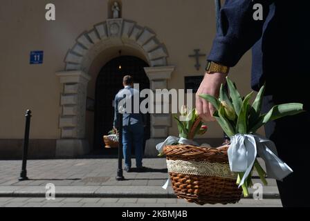 Am Karsamstag erwarten die Menschen draußen, in Krakau in eine orthodoxe Kirche zur Kreuzerhöhung einzutreten. Die jährliche traditionelle Segnung der Osterkörbe findet statt, aber ohne dass Menschen den Segen aufgrund der Coronavirus-Krisen unterstützen. Am Samstag, den 18. April 2020, in Krakau, Woiwodschaft Kleinpolen, Polen. (Foto von Artur Widak/NurPhoto) Stockfoto