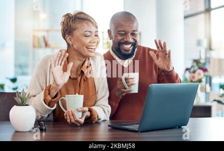 Schwarzes Paar, Videoanruf und Laptop zum Verbinden, zum Telefonieren und Online-Chatten mit Kaffee im Wohnzimmer. Digitales Gerät, Senior man und Stockfoto