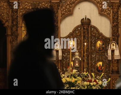 Die Silhouette des orthodoxen Priesters der von Russland unterstützten Ukrainisch-Orthodoxen Kirche des Moskauer Patriarchats ist vor einem Heiligen Feuer in einer Kirche zu sehen, nachdem sie während der orthodoxen Osterfeier in der Nähe von Kiew-Pechersk Lavra in Kiew, Ukraine, am 18. April 2020 aus Jerusalem überliefert wurde. Ostern wird weltweit von Christen gefeiert, um die Auferstehung Jesu Christi von den Toten und das Fundament des christlichen Glaubens zu markieren. . (Foto von Sergii Chartschenko/NurPhoto) Stockfoto