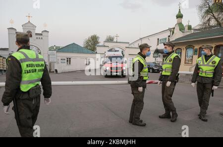 Ein Krankenwagen fährt vom Kloster in Kiew, Ukraine, 18. April 2020. Das Kiewer-Pechersker Lavra-Kloster der von Russland unterstützten Ukrainischen Orthodoxen Kirche des Moskauer Patriarchats wurde wegen Quarantäne unter einem starken Funken von Coronavirus-Inzidenz an dem Ort, an dem die von Russland unterstützte Kirche in der Ukraine ihren Sitz hat, geschlossen. Bei 140 von etwa 300 Lavra-Mönchen wurde ein Coronavirus diagnostiziert. Der Leiter der Ukrainischen Orthodoxen Kirche des Moskauer Patriarchats, Metropolit Onufri, wurde mit einer Coronavirus-Diagnose ins Krankenhaus eingeliefert. (Foto von Sergii Chartschenko/NurPhoto) Stockfoto