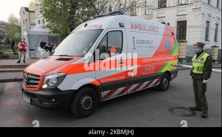 Ein Krankenwagen fährt vom Kloster in Kiew, Ukraine, 18. April 2020. Das Kiewer-Pechersker Lavra-Kloster der von Russland unterstützten Ukrainischen Orthodoxen Kirche des Moskauer Patriarchats wurde wegen Quarantäne unter einem starken Funken von Coronavirus-Inzidenz an dem Ort, an dem die von Russland unterstützte Kirche in der Ukraine ihren Sitz hat, geschlossen. Bei 140 von etwa 300 Lavra-Mönchen wurde ein Coronavirus diagnostiziert. Der Leiter der Ukrainischen Orthodoxen Kirche des Moskauer Patriarchats, Metropolit Onufri, wurde mit einer Coronavirus-Diagnose ins Krankenhaus eingeliefert. (Foto von Sergii Chartschenko/NurPhoto) Stockfoto