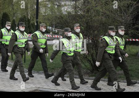 Die Nationalgarden marschieren mit ihren Gesichtsmasken in Kiew, Ukraine, 18. April 2020. Das Kiewer-Pechersker Lavra-Kloster der von Russland unterstützten Ukrainischen Orthodoxen Kirche des Moskauer Patriarchats wurde wegen Quarantäne unter einem starken Funken von Coronavirus-Inzidenz an dem Ort, an dem die von Russland unterstützte Kirche in der Ukraine ihren Sitz hat, geschlossen. Bei 140 von etwa 300 Lavra-Mönchen wurde ein Coronavirus diagnostiziert. Der Leiter der Ukrainischen Orthodoxen Kirche des Moskauer Patriarchats, Metropolit Onufri, wurde mit einer Coronavirus-Diagnose ins Krankenhaus eingeliefert. (Foto von Sergii Chartschenko/NurPhoto) Stockfoto